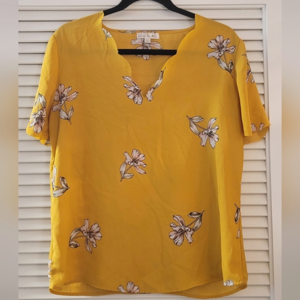 Nine Britton - Yellow Floral Scalloped Short-Sleeve V-Neck Blouse Top